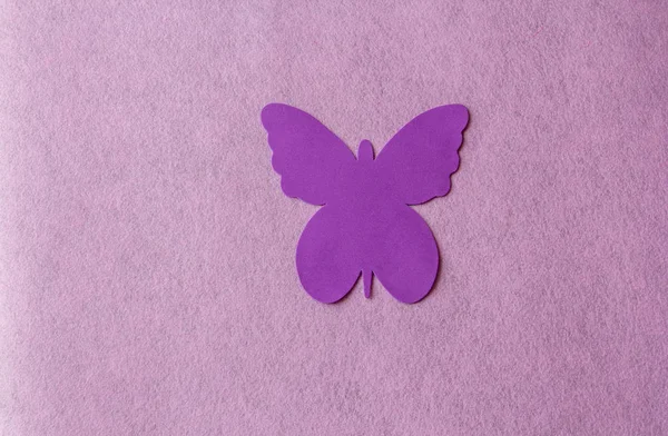 Fioletowy motyl wykonana z miękkiego materiału, na tle różowy rag — Zdjęcie stockowe