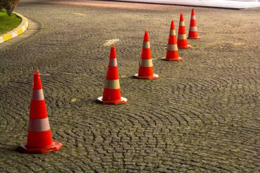 Kaldırımda bir yere girmeden önce yol konileri