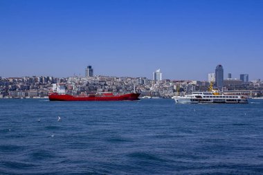 Boğaz ve gemi ve mavnalar içinden yelken görünümünü. Istanbul Boğaz'ın üzerinden görünümünü.