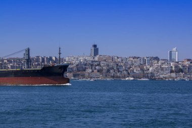 Boğaz ve gemi ve mavnalar içinden yelken görünümünü. Istanbul Boğaz'ın üzerinden görünümünü.