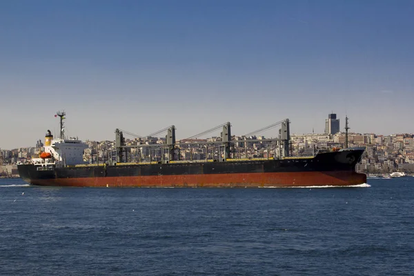 Uitzicht op de Bosporus en schepen en schepen zeilen erdoorheen. Uitzicht op Istanbul via de Bosporus. — Stockfoto