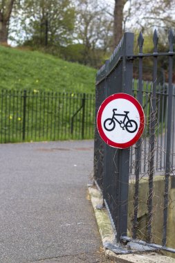 Londra, İngiltere. 12 Nisan 2019. Battersea Parkı. Carriage Drive Kuzey.