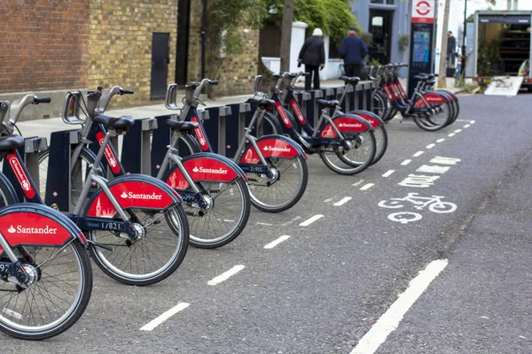 Londýn, Velká Británie. 12. dubna 2019. Na kensingtonské ulici. Pronájem jízdních kol v Londýně s Santanderským cyklem. — Stock fotografie
