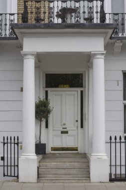 Londra 'daki iskan binasının beyaz tahta giriş kapısı. Tipik İngiliz tarzı kapı..