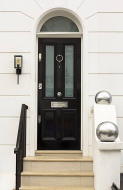Londra'da konut binasına Siyah Ahşap Giriş Kapısı. İngiliz tarzında tipik kapı.