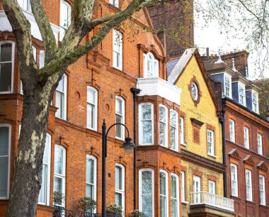 Londra'nın merkezinde sakin bir alanda beyaz pencerelerile lüks tuğla ev. Thames kıyısındaki daireler.