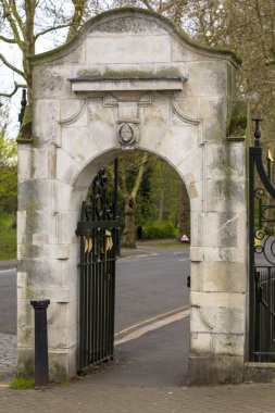 Battersea Parkı'nın girişi. Vintage taş kapı. Londra, İngiltere
