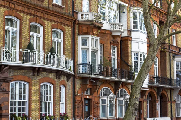 Londra'nın merkezinde sakin bir alanda beyaz pencerelerile lüks tuğla ev. Thames kıyısındaki daireler.