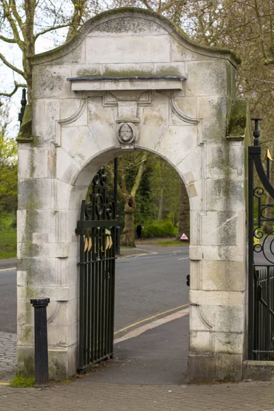 Ingresso al Parco delle Batterie. Cancello in pietra vintage. Londra, Gran Bretagna — Foto Stock