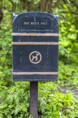 Sadece köpek israfı. Evcil hayvan dostu çözüm. Özellikle köpek atıkları için çöp tenekesi.