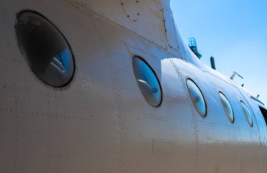 Gövde kabini. Uçağın bir parçası. Mavi gökyüzüne karşı uçağın gövdesi.