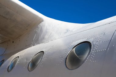 Gövde kabini. Uçağın bir parçası. Mavi gökyüzüne karşı uçağın gövdesi.