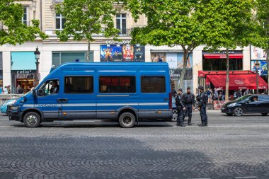 Paris, Fransa - 25 Mayıs 2019: Paris'te Avenue des Champs-Elysees polisi. Paris sokaklarında sarı yelek gösterisi yüzünden bir sürü polis var.