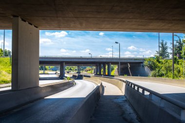 Otoyoldaki köprünün altında. Yol kavşağı beton inşaatı. Avrupa'da otoyol. İki otoyol arasında. Otoyolda araba yok.