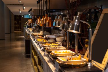 Çin otelinde açık büfe kahvaltı. Yemek tepsilerinin bulanık arka planı. Kahvaltı otelde mevcuttur.