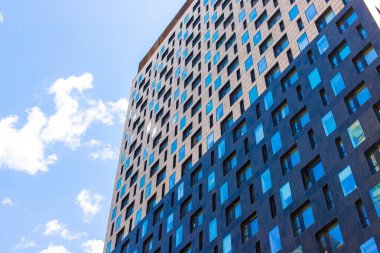 Gökdelen yüksek katlı bir binadır. İşini cennete götürecek bir iş merkezi. Temiz havaya ihtiyacınız varsa, pencereleri açabilirsiniz..