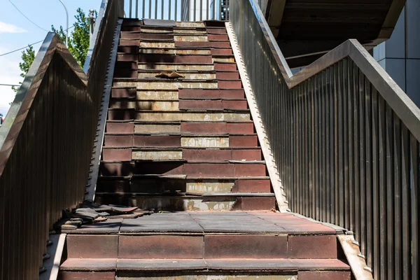 Escalera dañada. Vieja escalera en la metrópolis. Escaleras rotas en un tramo de escaleras —  Fotos de Stock