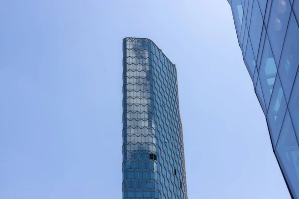 Skyskrapa är en höghus byggnad. Ett affärscenter som kommer att ta ditt företag till himlen. Om du behöver frisk luft kan du öppna Windows. — Stockfoto