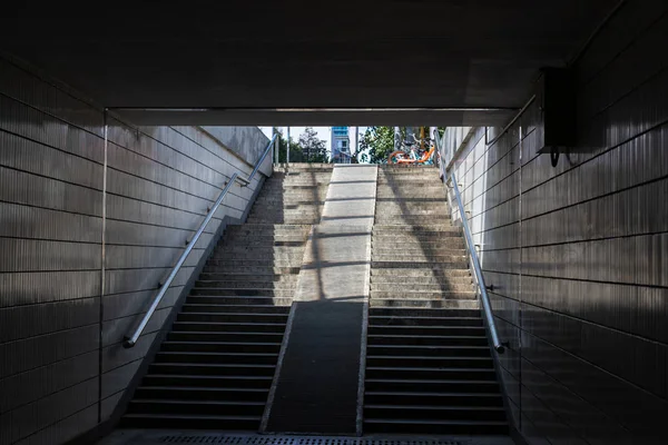 Attraversamento pedonale sotterraneo vuoto. Il tunnel e la luce del giorno alla fine. Passi verso l'alto in un passaggio pedonale . — Foto Stock