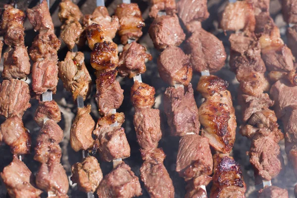 Tekstura pieczonego mięsa. Apetyczne kawałki mięsa na szaszłek. Grillowana jagnięcina, bardzo smaczne jedzenie. Tło Kebab. — Zdjęcie stockowe