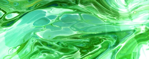 液体霜降りグリーン ペイント ミックス テクスチャです グランジ アクリル塗料の汚れ 流体アート エメラルド グリーン ミックス筆や縞 — ストック写真