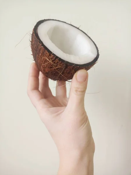 Рука держит нарезанный кокос — стоковое фото