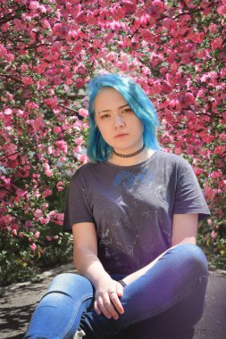 Sakura çiçek mavi saçlı güzel kız
