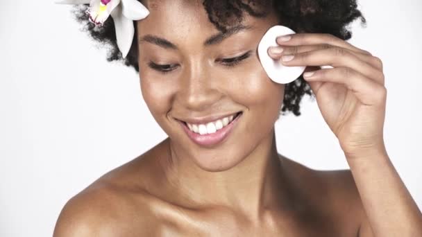 陽気なアフリカ系アメリカ人女性綿のパッドを押しながら白の首や顔の洗浄 — ストック動画