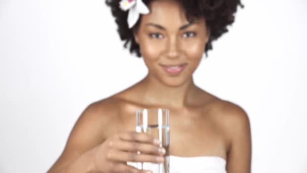 Selektivní Fokus Skla Vodou Ruce African American Girl Úsměvem Bílém — Stock video