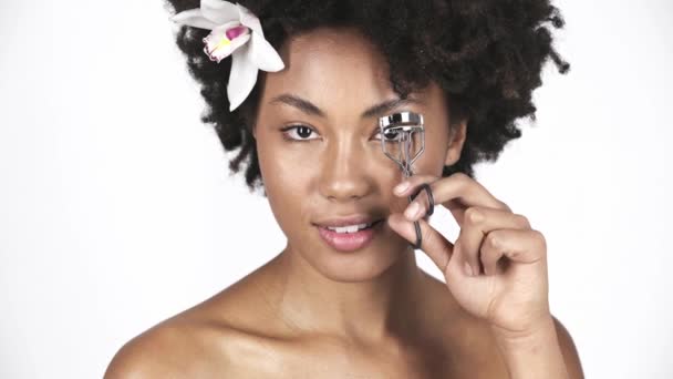 Atractiva Mujer Afroamericana Sonriendo Usando Rizador Pestañas Blanco — Vídeos de Stock