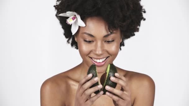 Hermosa Chica Afroamericana Desnuda Mirando Mitades Aguacate Sonriendo Cubriendo Ojo — Vídeos de Stock