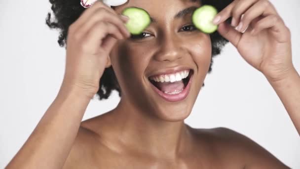 Fröhliches Nacktes Afrikanisch Amerikanisches Mädchen Mit Gurkenscheiben Der Hand Lachend — Stockvideo