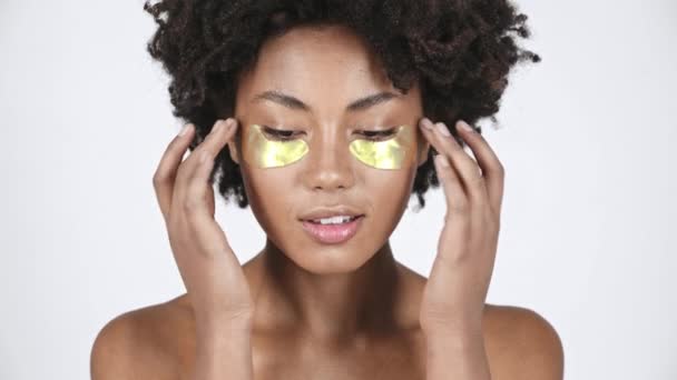 Belle Afro Américaine Fille Toucher Patchs Oeil Sourire Sur Blanc — Video