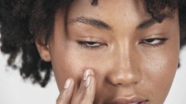 Kameraya bakarak ve üzerinde beyaz izole yüz dokunmadan güzel esmer Afro-Amerikan kızın yakın çekim 