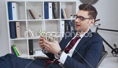 mutlu başarılı bir iş adamı Office Doları banknot sayma
