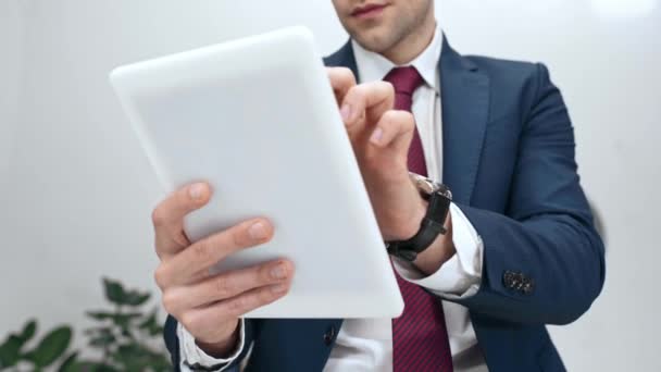 Gedeeltelijke Weergave Van Zakenman Digitale Tablet Gebruiken Office — Stockvideo