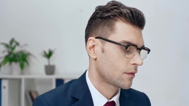 眼鏡カメラ目線でハンサムな自信を持っているビジネスマン — ストック動画