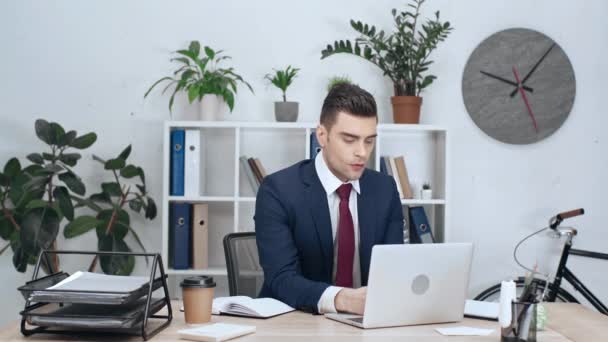 Bell Uomo Affari Seduto Sul Posto Lavoro Usando Computer Portatile — Video Stock