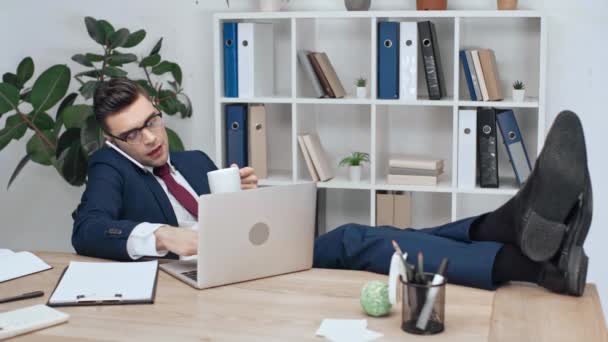 Hombre Negocios Guapo Serio Sentado Lugar Trabajo Con Las Piernas — Vídeos de Stock