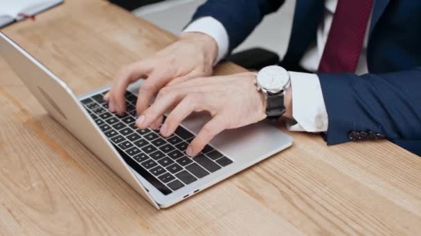 Gedeeltelijke Weergave Van Zakenman Met Behulp Van Laptop Werkplek Kantoor — Stockvideo