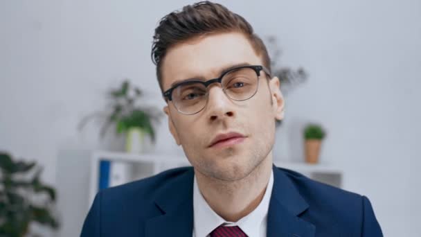 Homem Negócios Bonito Óculos Olhando Para Câmera Sorrindo Bebendo Café — Vídeo de Stock