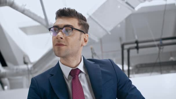 Przystojny Biznesmen Okularach Picie Kubka Jednorazowe Dotykając Krawat Uśmiechając Się — Wideo stockowe
