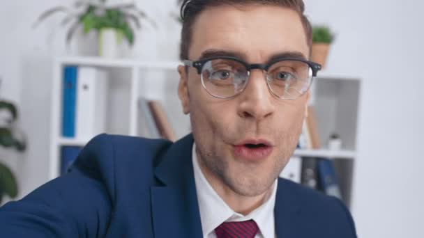 Hombre Negocios Guapo Gafas Que Muestran Oficina Gesto Sonriendo Durante — Vídeo de stock