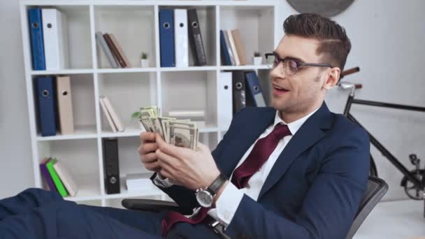 Heureux Homme Affaires Réussi Compter Les Billets Dollars Dans Bureau — Video