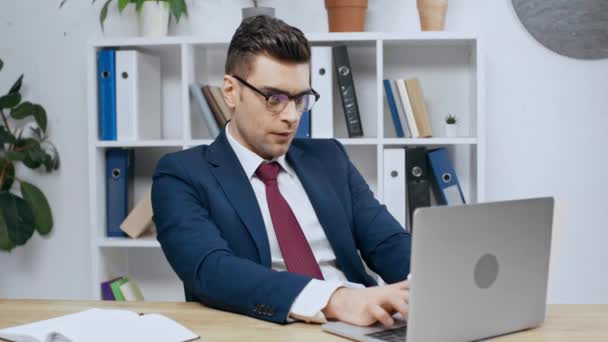 Homem Negócios Bonito Usando Laptop Mostrando Sim Gesto Enquanto Trabalhava — Vídeo de Stock
