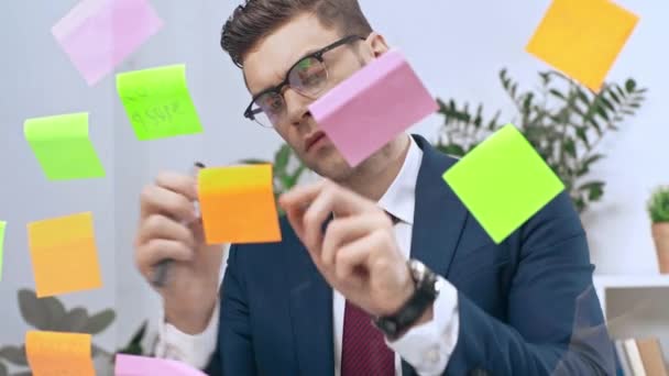 Handsome Attentive Businessman Writing Sticky Notes — Stock Video