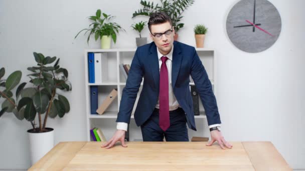 Gutaussehender Geschäftsmann Blickt Auf Neuen Leeren Holztisch Büro — Stockvideo