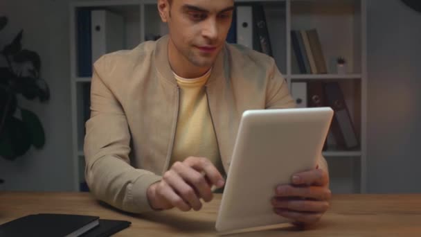 Hombre Negocios Sonriente Usando Tableta Digital Mientras Está Sentado Lugar — Vídeos de Stock