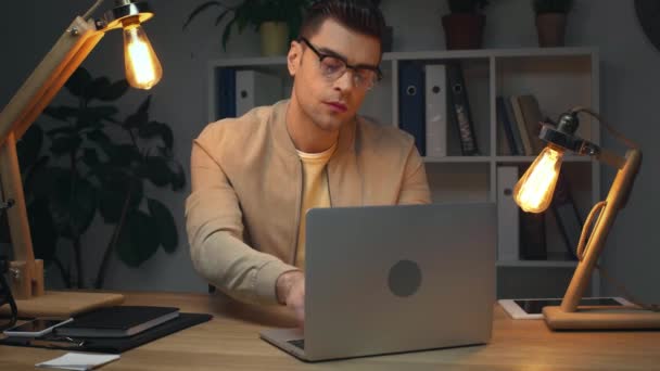 Homem Negócios Cansado Decolando Óculos Enquanto Usa Laptop Escritório Noite — Vídeo de Stock