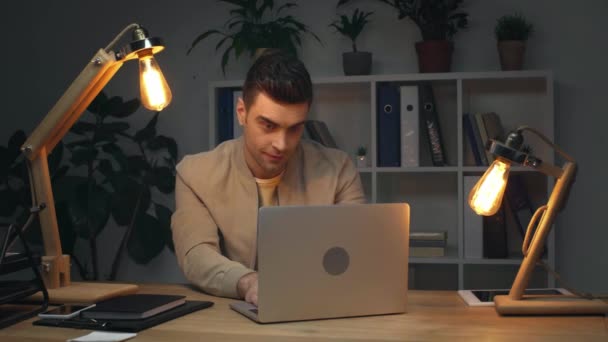 Izgatott Üzletember Mutató Gesztus Igen Rövid Idő Használ Laptop Munkahelyen — Stock videók